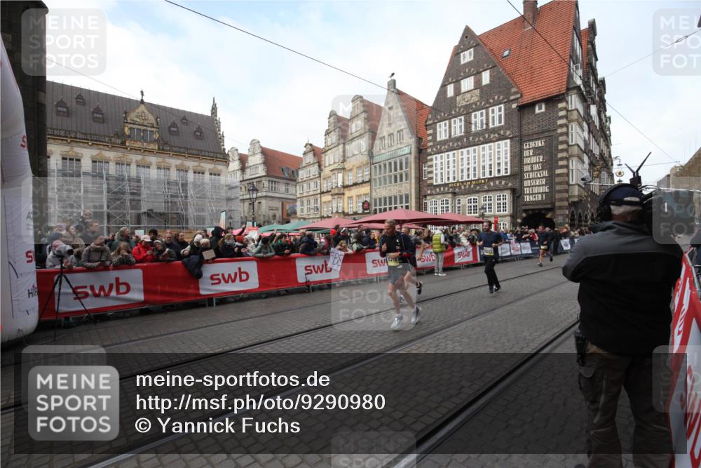 05.10.2025 - 20. swb-Marathon Bremen Yannick Fuchs http://msf.ph/oto/9290980 05.10.2025 10:51:18 Ziel 9906, 10215, 10222, 10432 meine-sportfotos.de