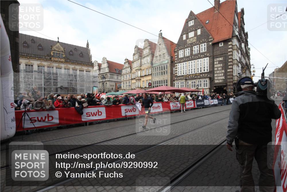 05.10.2025 - 20. swb-Marathon Bremen Yannick Fuchs http://msf.ph/oto/9290992 05.10.2025 10:51:22 Ziel 10432 meine-sportfotos.de