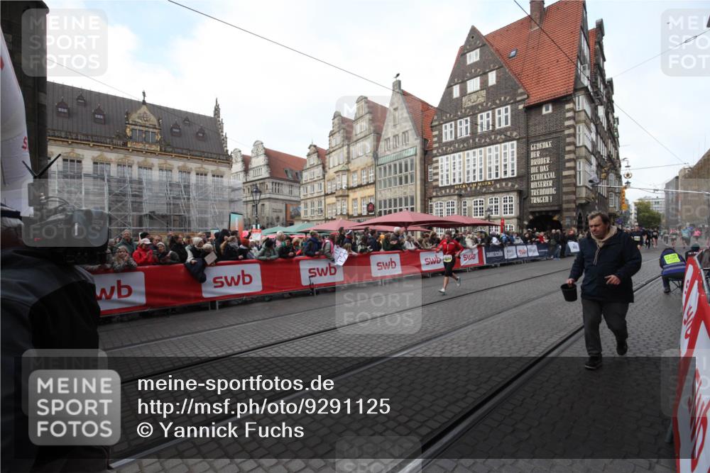 05.10.2025 - 20. swb-Marathon Bremen Yannick Fuchs http://msf.ph/oto/9291125 05.10.2025 10:52:07 Ziel 9939, 10977, 11273 meine-sportfotos.de