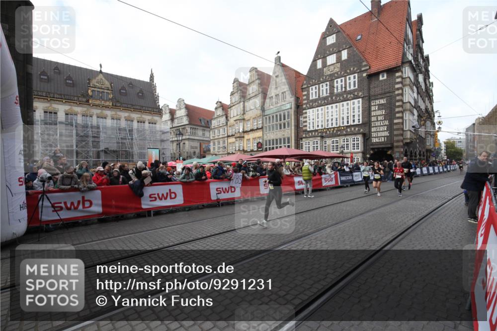 05.10.2025 - 20. swb-Marathon Bremen Yannick Fuchs http://msf.ph/oto/9291231 05.10.2025 10:52:35 Ziel 8888, 9903, 10327, 10388, 10608, 11283, 11387, 11413 meine-sportfotos.de