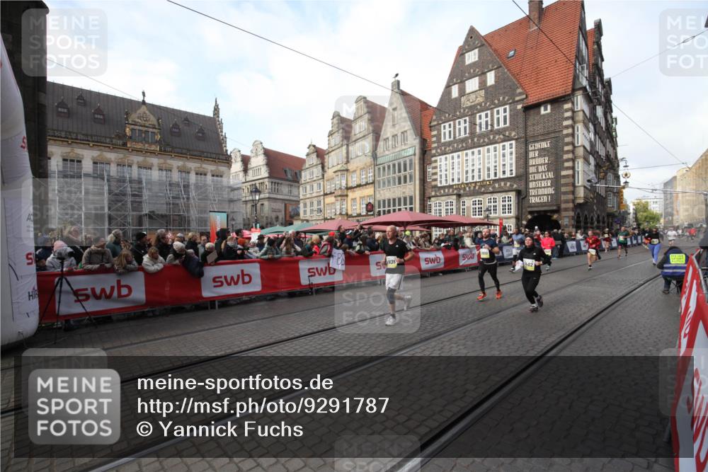 05.10.2025 - 20. swb-Marathon Bremen Yannick Fuchs http://msf.ph/oto/9291787 05.10.2025 10:54:17 Ziel 9402, 9574, 9900, 9935, 10234, 10533, 11203, 11449 meine-sportfotos.de