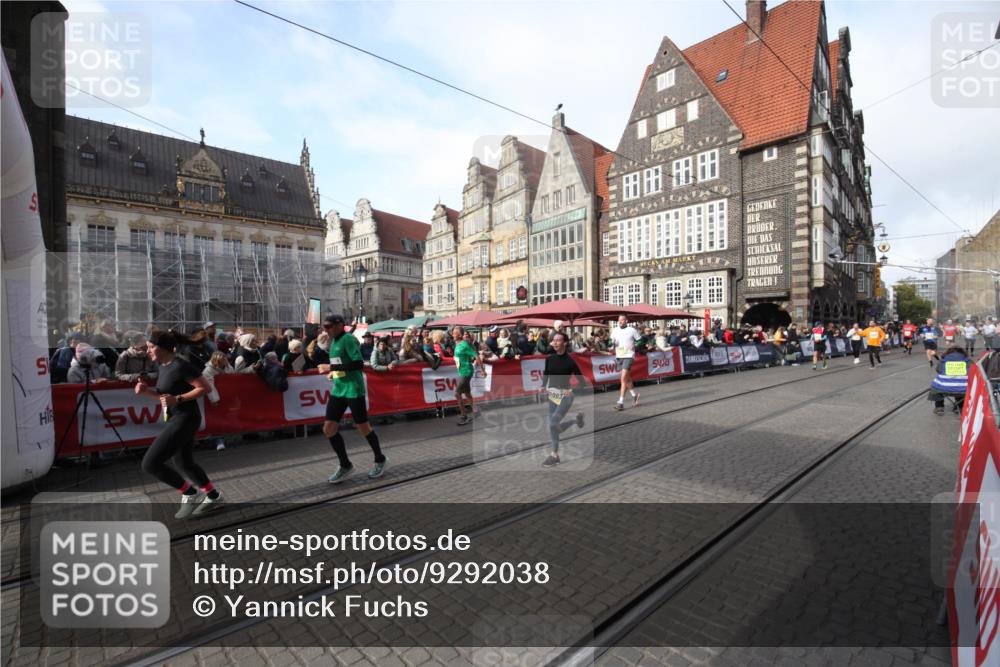 05.10.2025 - 20. swb-Marathon Bremen Yannick Fuchs http://msf.ph/oto/9292038 05.10.2025 10:55:18 Ziel 9176, 9318, 9881, 10003, 10326, 11042, 11140 meine-sportfotos.de
