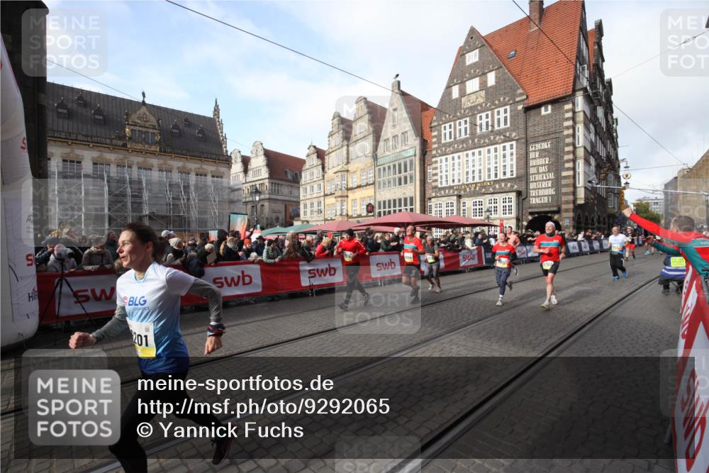 05.10.2025 - 20. swb-Marathon Bremen Yannick Fuchs http://msf.ph/oto/9292065 05.10.2025 10:55:25 Ziel 9201, 9350, 9514, 9654, 9933, 10116, 10260, 10970, 11115, 11380, 11431, 11702 meine-sportfotos.de