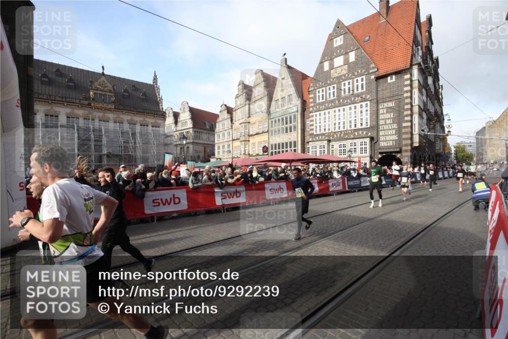 05.10.2025 - 20. swb-Marathon Bremen Yannick Fuchs http://msf.ph/oto/9292239 05.10.2025 10:56:10 Ziel 9541, 9811, 10006, 10009, 10394, 10641, 10664, 10675, 11095, 11620, 11626, 11693 meine-sportfotos.de