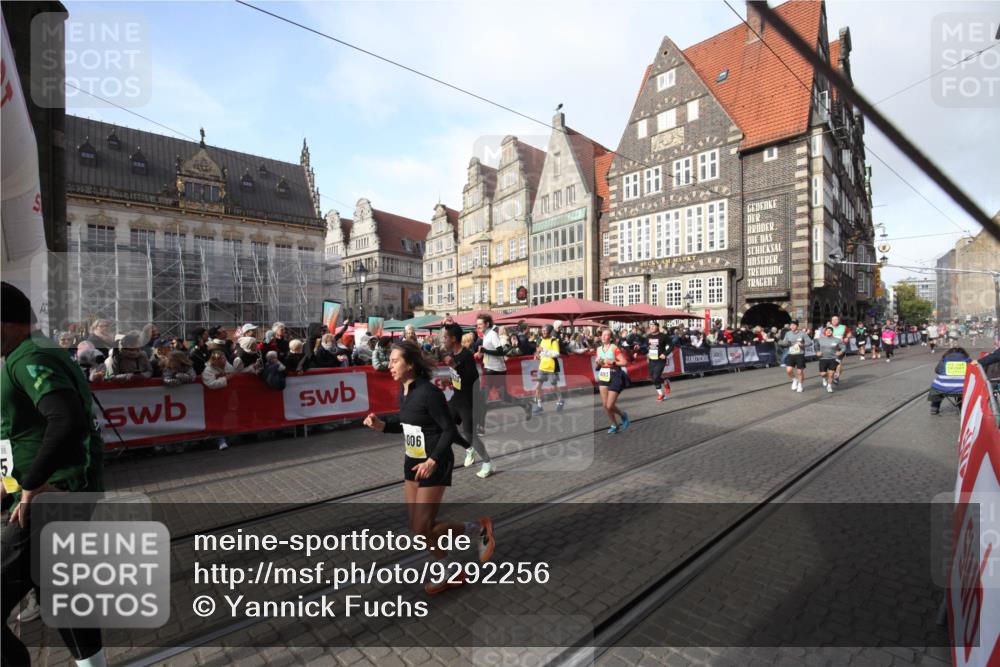 05.10.2025 - 20. swb-Marathon Bremen Yannick Fuchs http://msf.ph/oto/9292256 05.10.2025 10:56:14 Ziel 9811, 9855, 9968, 10006, 10009, 10989, 11095, 11366, 11620, 11630, 11693 meine-sportfotos.de