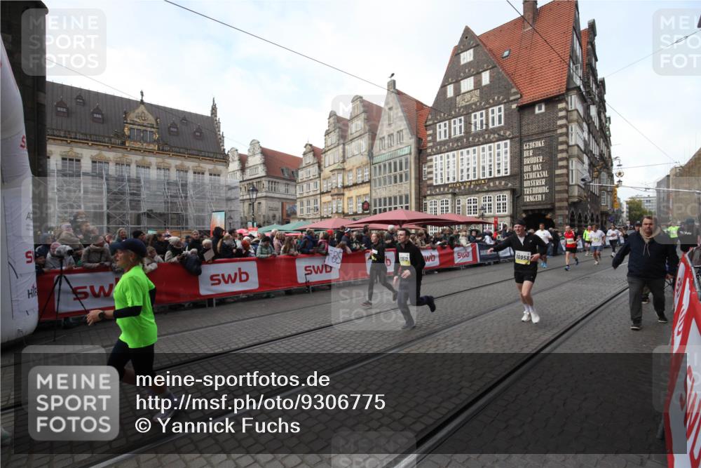 05.10.2025 - 20. swb-Marathon Bremen Yannick Fuchs http://msf.ph/oto/9306775 05.10.2025 10:53:19 Ziel 9834, 9956, 10460, 10806, 10958, 10993, 11377, 11510, 11512 meine-sportfotos.de