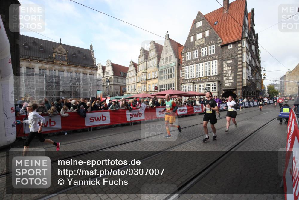 05.10.2025 - 20. swb-Marathon Bremen Yannick Fuchs http://msf.ph/oto/9307007 05.10.2025 10:55:05 Ziel 9475, 9791, 11320, 11363, 11507, 11523 meine-sportfotos.de