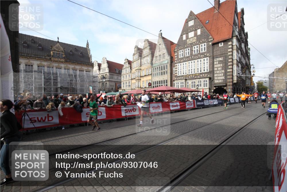05.10.2025 - 20. swb-Marathon Bremen Yannick Fuchs http://msf.ph/oto/9307046 05.10.2025 10:55:19 Ziel 9318, 9881, 9933, 10003, 10116, 10326, 11042, 11140 meine-sportfotos.de