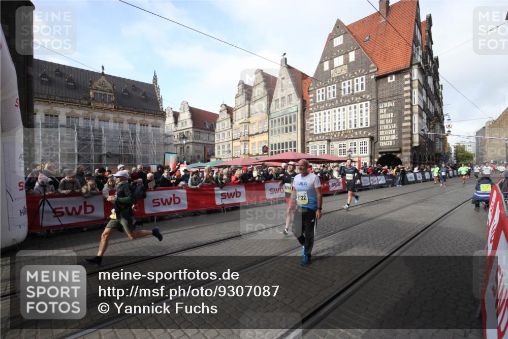05.10.2025 - 20. swb-Marathon Bremen Yannick Fuchs http://msf.ph/oto/9307087 05.10.2025 10:55:30 Ziel 9722, 9902, 10256, 10260, 11025, 11380, 11431 meine-sportfotos.de
