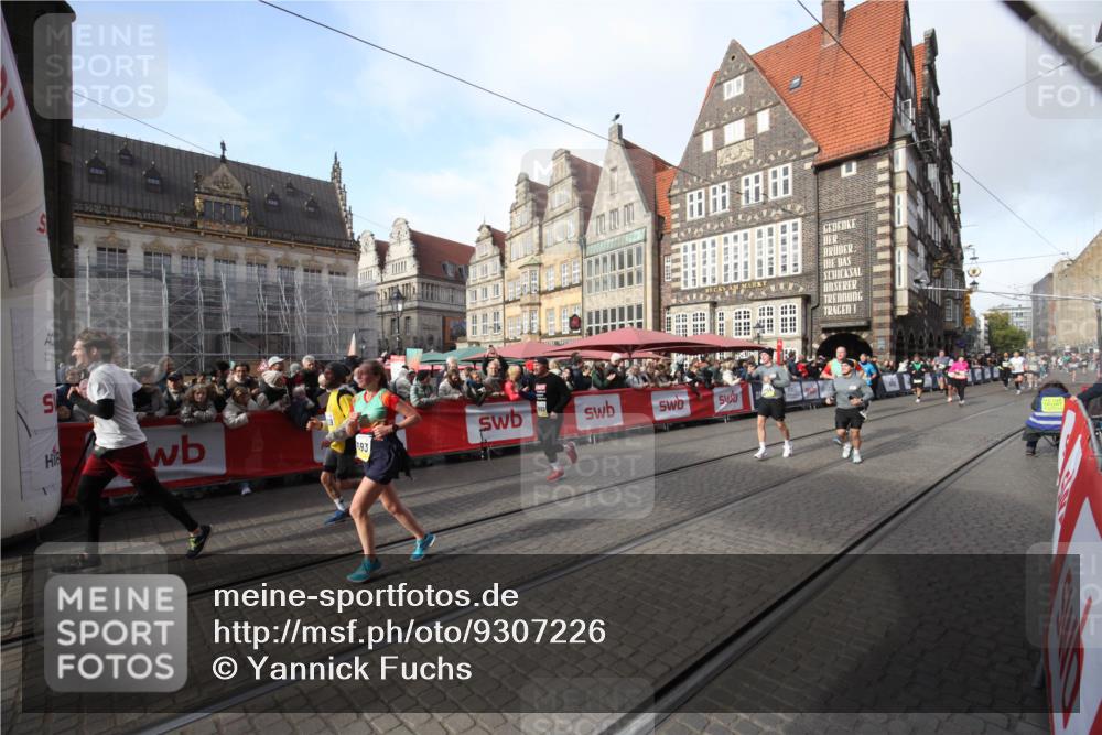 05.10.2025 - 20. swb-Marathon Bremen Yannick Fuchs http://msf.ph/oto/9307226 05.10.2025 10:56:15 Ziel 9811, 9855, 9968, 10009, 10989, 11366, 11620, 11630, 11693, 11741 meine-sportfotos.de