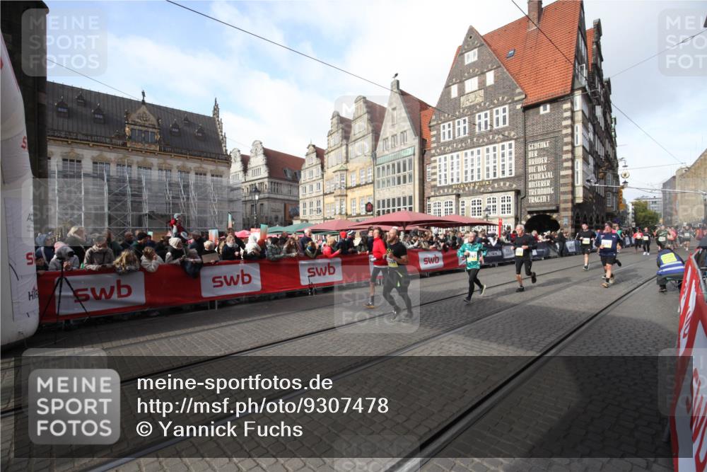 05.10.2025 - 20. swb-Marathon Bremen Yannick Fuchs http://msf.ph/oto/9307478 05.10.2025 10:57:40 Ziel 9309, 9747, 10694, 10739, 10754, 11352, 11360, 11583 meine-sportfotos.de