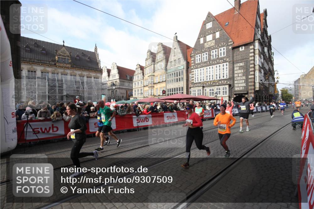 05.10.2025 - 20. swb-Marathon Bremen Yannick Fuchs http://msf.ph/oto/9307509 05.10.2025 10:57:47 Ziel 9372, 9585, 9943, 9979, 10225, 10250, 10329, 10341, 10555, 11520, 11521, 11731 meine-sportfotos.de