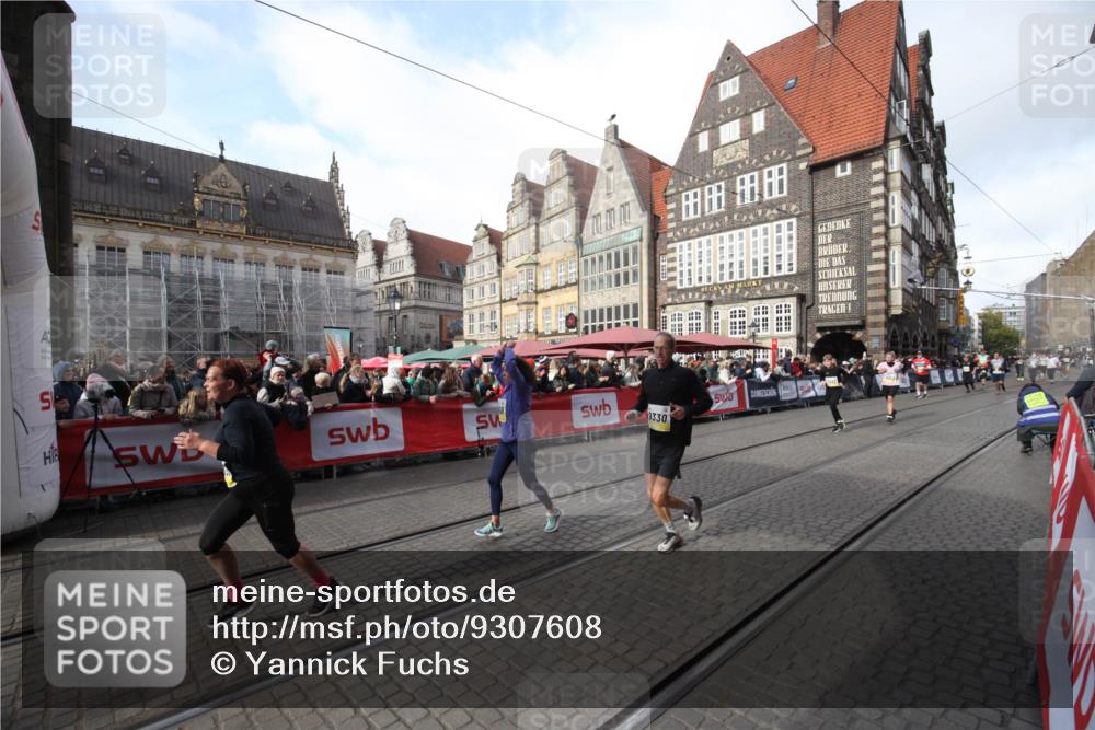 05.10.2025 - 20. swb-Marathon Bremen Yannick Fuchs http://msf.ph/oto/9307608 05.10.2025 10:58:16 Ziel 9330, 9952, 10398, 11562, 11608 meine-sportfotos.de