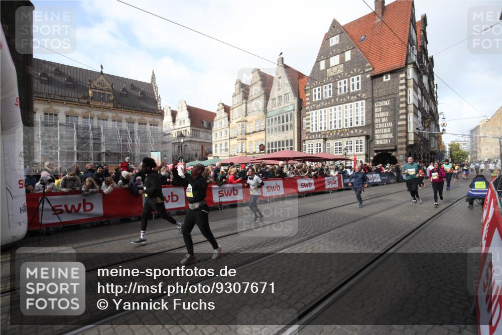 05.10.2025 - 20. swb-Marathon Bremen Yannick Fuchs http://msf.ph/oto/9307671 05.10.2025 10:58:40 Ziel 9359, 9430, 9472, 9529, 9766, 9913, 10049, 10285, 10513, 10527, 10936 meine-sportfotos.de