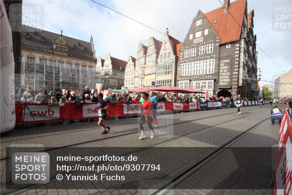 05.10.2025 - 20. swb-Marathon Bremen Yannick Fuchs http://msf.ph/oto/9307794 05.10.2025 10:59:25 Ziel 9183, 9635, 10407, 11006, 11007 meine-sportfotos.de
