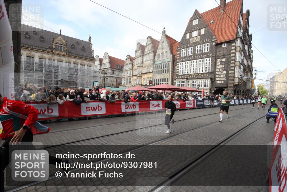 05.10.2025 - 20. swb-Marathon Bremen Yannick Fuchs http://msf.ph/oto/9307981 05.10.2025 11:00:41 Ziel 9271, 9272, 10079, 10518, 11071, 11162, 11511 meine-sportfotos.de