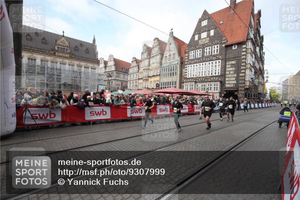 05.10.2025 - 20. swb-Marathon Bremen Yannick Fuchs http://msf.ph/oto/9307999 05.10.2025 11:00:51 Ziel 9327, 9389, 9827, 10182, 10571, 10690, 10901 meine-sportfotos.de