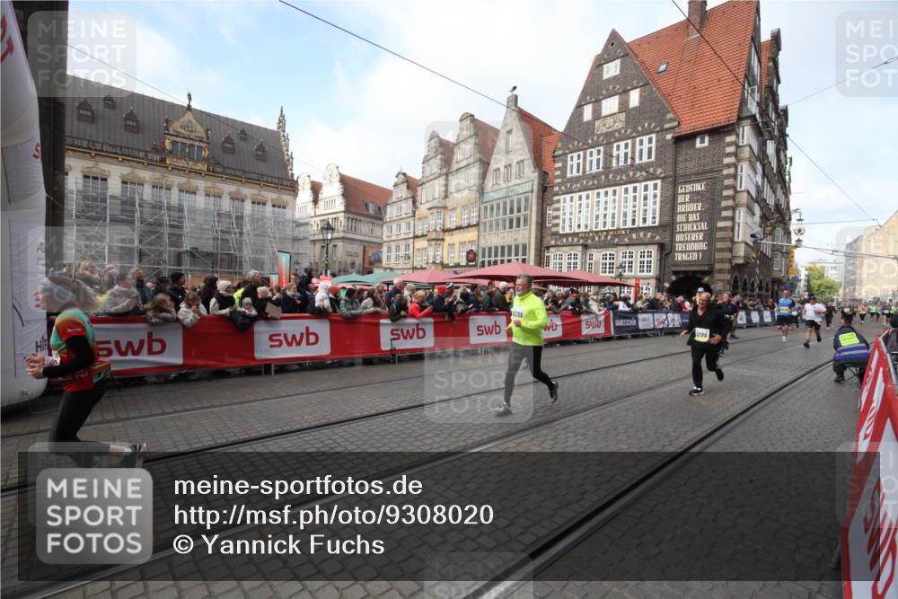 05.10.2025 - 20. swb-Marathon Bremen Yannick Fuchs http://msf.ph/oto/9308020 05.10.2025 11:01:05 Ziel 9208, 9305, 9600, 9954, 10228, 10359, 11053 meine-sportfotos.de