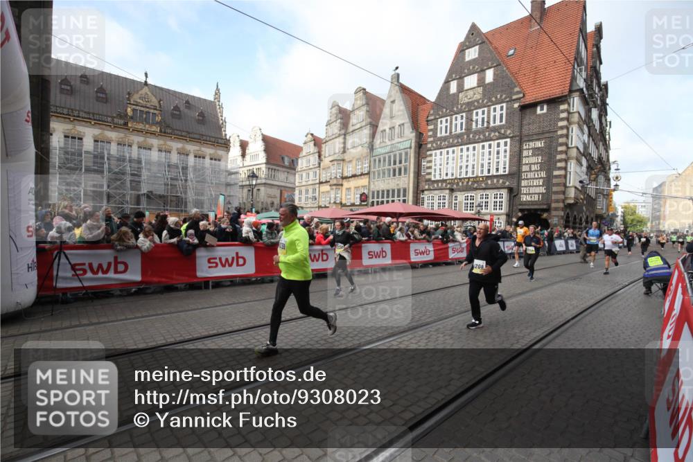 05.10.2025 - 20. swb-Marathon Bremen Yannick Fuchs http://msf.ph/oto/9308023 05.10.2025 11:01:06 Ziel 9208, 9305, 9954, 10228, 10359, 10630, 11053 meine-sportfotos.de