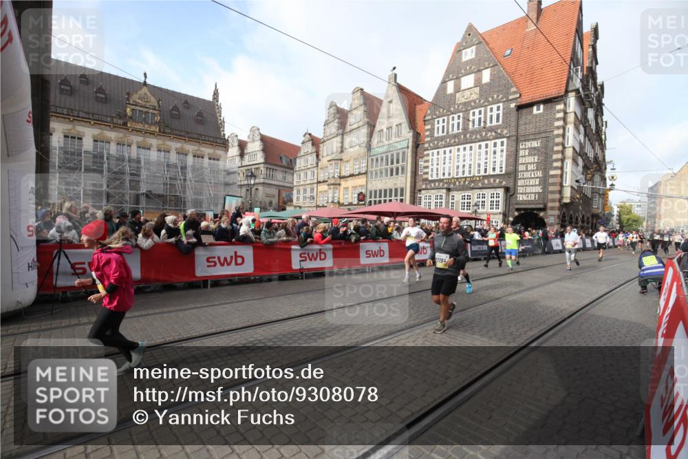 05.10.2025 - 20. swb-Marathon Bremen Yannick Fuchs http://msf.ph/oto/9308078 05.10.2025 11:01:34 Ziel 7908, 9286, 9322, 9371, 10157, 10336, 11194, 11493, 11633 meine-sportfotos.de