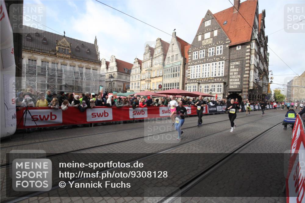 05.10.2025 - 20. swb-Marathon Bremen Yannick Fuchs http://msf.ph/oto/9308128 05.10.2025 11:01:58 Ziel 9365, 9655, 10558, 10837, 11415, 11647 meine-sportfotos.de
