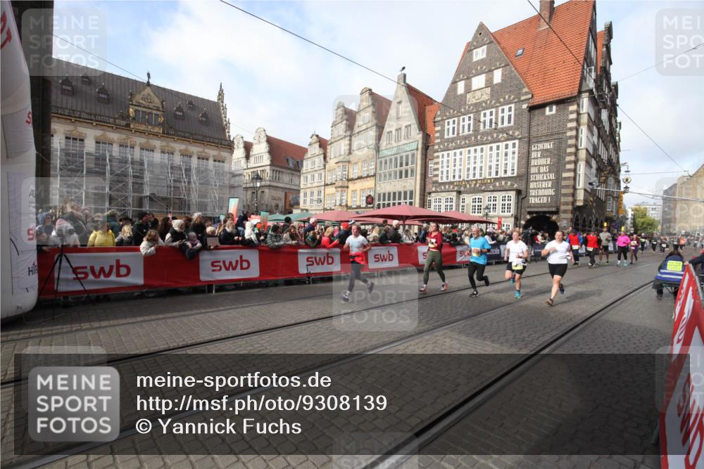 05.10.2025 - 20. swb-Marathon Bremen Yannick Fuchs http://msf.ph/oto/9308139 05.10.2025 11:02:07 Ziel 9324, 9426, 9536, 9686, 10301, 10855, 10879, 10887, 11459 meine-sportfotos.de