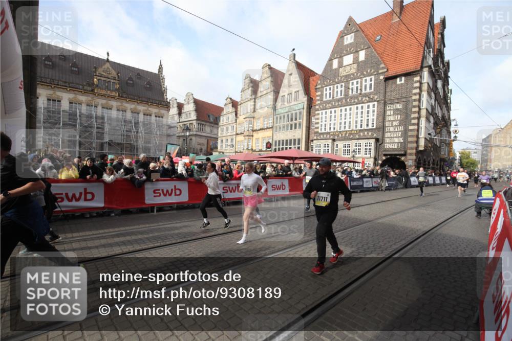 05.10.2025 - 20. swb-Marathon Bremen Yannick Fuchs http://msf.ph/oto/9308189 05.10.2025 11:02:37 Ziel 9468, 9647, 9802, 9839, 10033, 10595, 10598, 10615, 11110, 11160, 11711 meine-sportfotos.de
