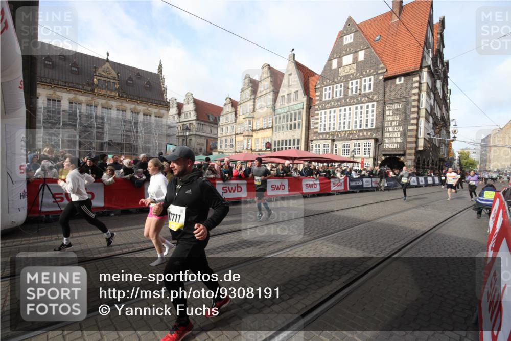 05.10.2025 - 20. swb-Marathon Bremen Yannick Fuchs http://msf.ph/oto/9308191 05.10.2025 11:02:38 Ziel 9468, 9647, 10033, 10595, 10598, 11110, 11160, 11711 meine-sportfotos.de