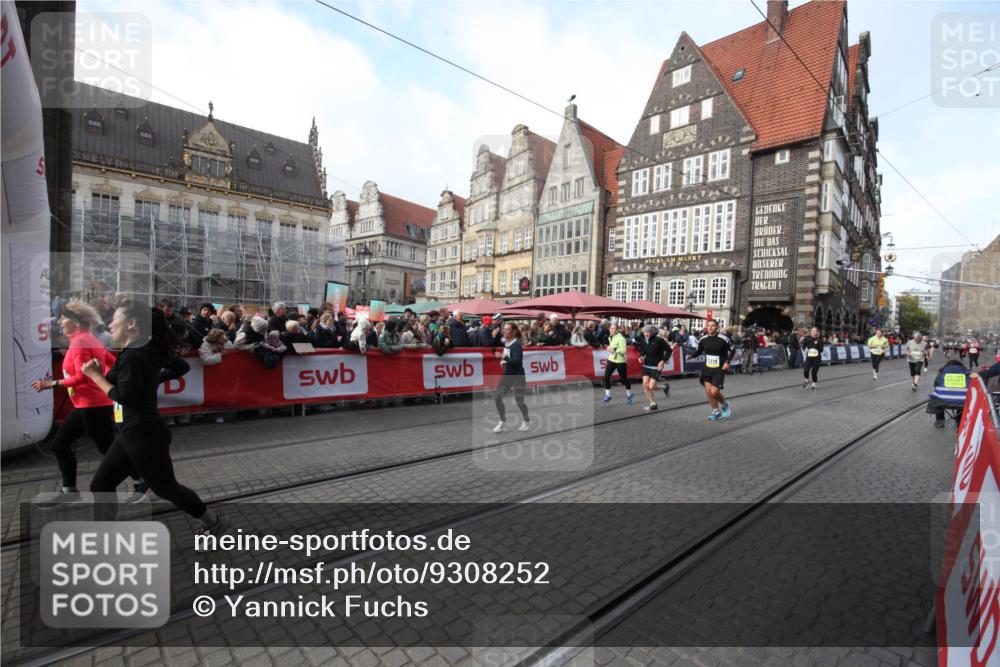 05.10.2025 - 20. swb-Marathon Bremen Yannick Fuchs http://msf.ph/oto/9308252 05.10.2025 11:03:08 Ziel 9229, 9593, 9661, 9662, 9893, 10185, 10777, 11376 meine-sportfotos.de
