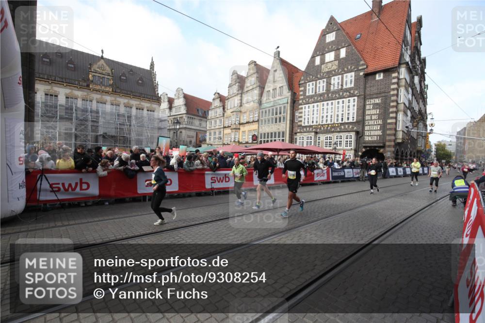 05.10.2025 - 20. swb-Marathon Bremen Yannick Fuchs http://msf.ph/oto/9308254 05.10.2025 11:03:09 Ziel 9229, 9300, 9593, 9661, 9662, 10185, 11376, 11682 meine-sportfotos.de