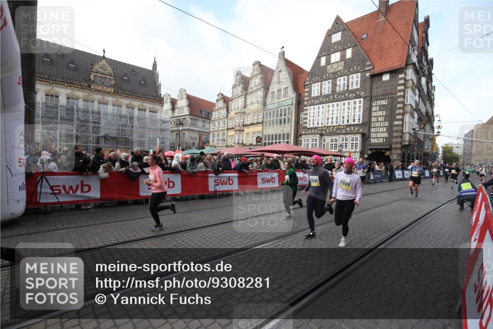 05.10.2025 - 20. swb-Marathon Bremen Yannick Fuchs http://msf.ph/oto/9308281 05.10.2025 11:03:25 Ziel 9224, 9225, 9246, 10142, 10405, 10963, 11103, 11124, 11467, 11502, 11508, 11509 meine-sportfotos.de