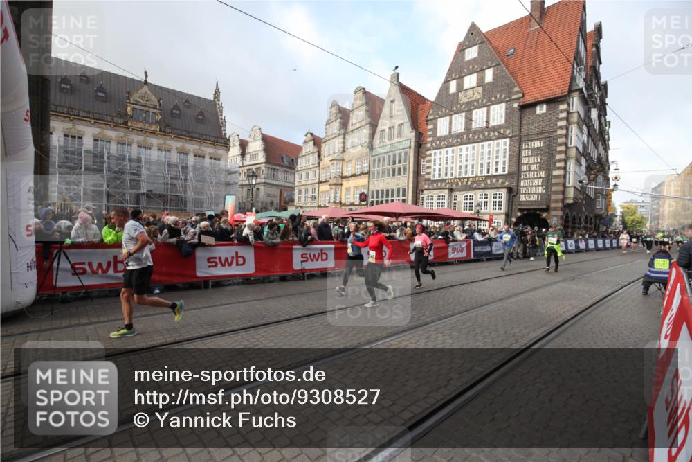 05.10.2025 - 20. swb-Marathon Bremen Yannick Fuchs http://msf.ph/oto/9308527 05.10.2025 11:05:23 Ziel 9515, 9690, 9908, 9944, 11501, 11540 meine-sportfotos.de