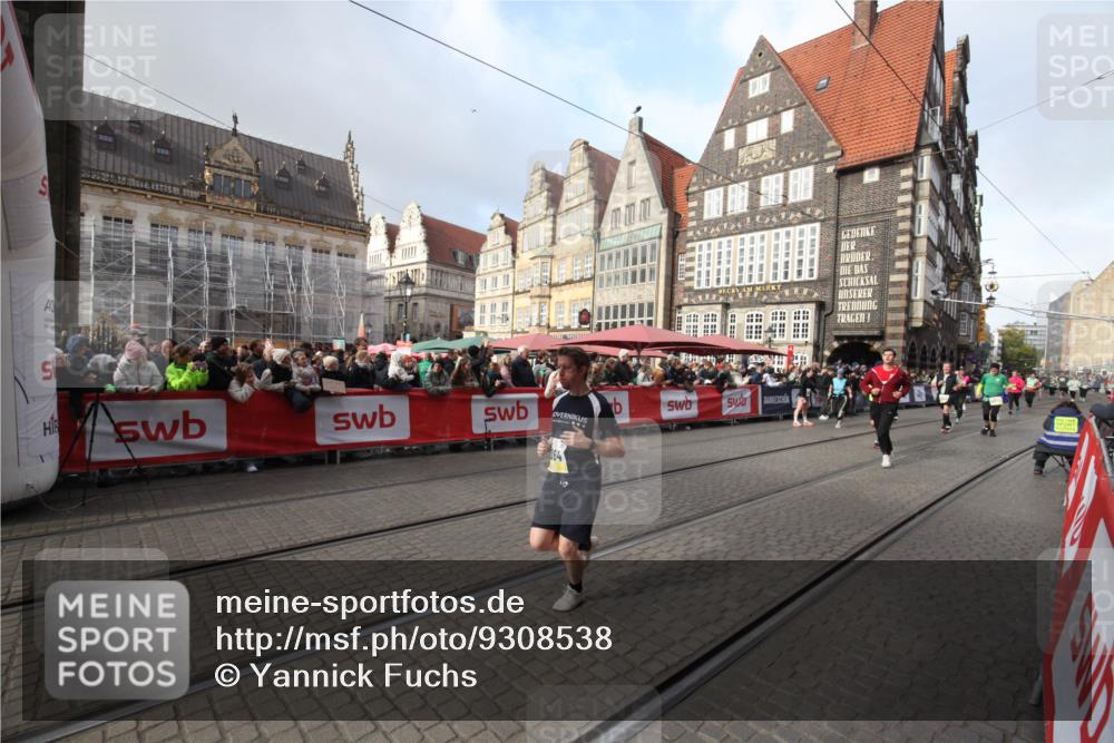 05.10.2025 - 20. swb-Marathon Bremen Yannick Fuchs http://msf.ph/oto/9308538 05.10.2025 11:05:32 Ziel 9752, 10025, 10158, 10289, 10511, 10542, 11064, 11676 meine-sportfotos.de