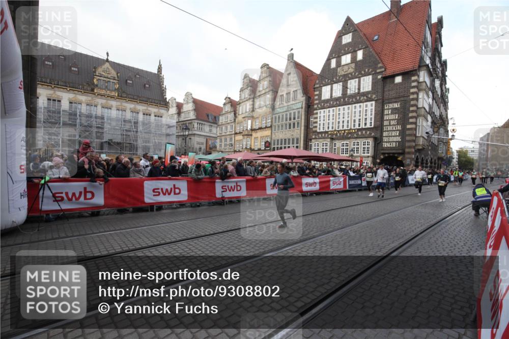 05.10.2025 - 20. swb-Marathon Bremen Yannick Fuchs http://msf.ph/oto/9308802 05.10.2025 11:08:10 Ziel 9557, 9599, 9617, 9874, 10125, 11309 meine-sportfotos.de