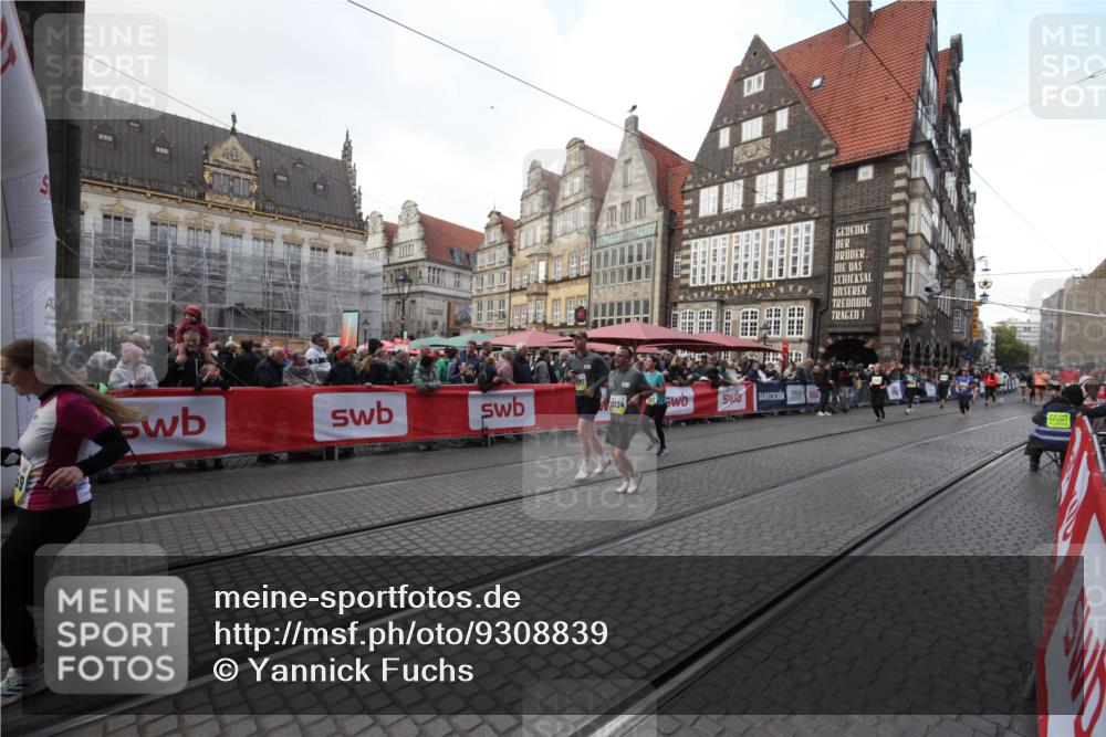 05.10.2025 - 20. swb-Marathon Bremen Yannick Fuchs http://msf.ph/oto/9308839 05.10.2025 11:08:39 Ziel 9982, 10134, 10212, 10787, 10859, 11242 meine-sportfotos.de