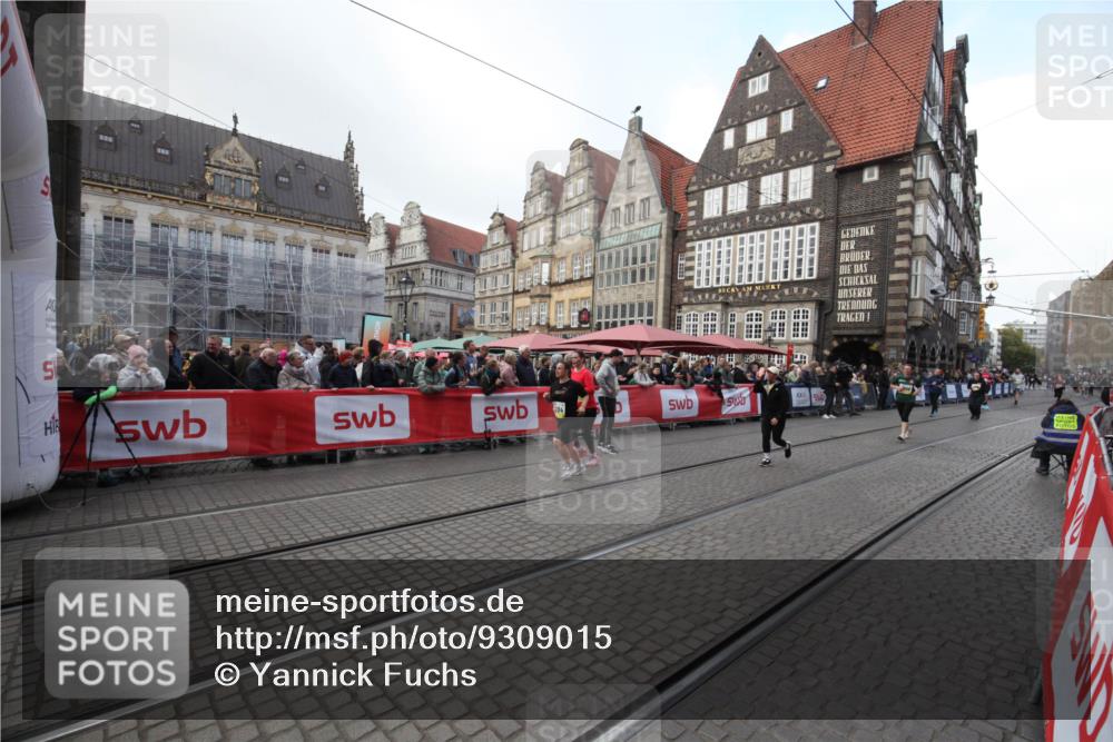 05.10.2025 - 20. swb-Marathon Bremen Yannick Fuchs http://msf.ph/oto/9309015 05.10.2025 11:10:16 Ziel 9806, 10082, 10563, 11204, 11261 meine-sportfotos.de