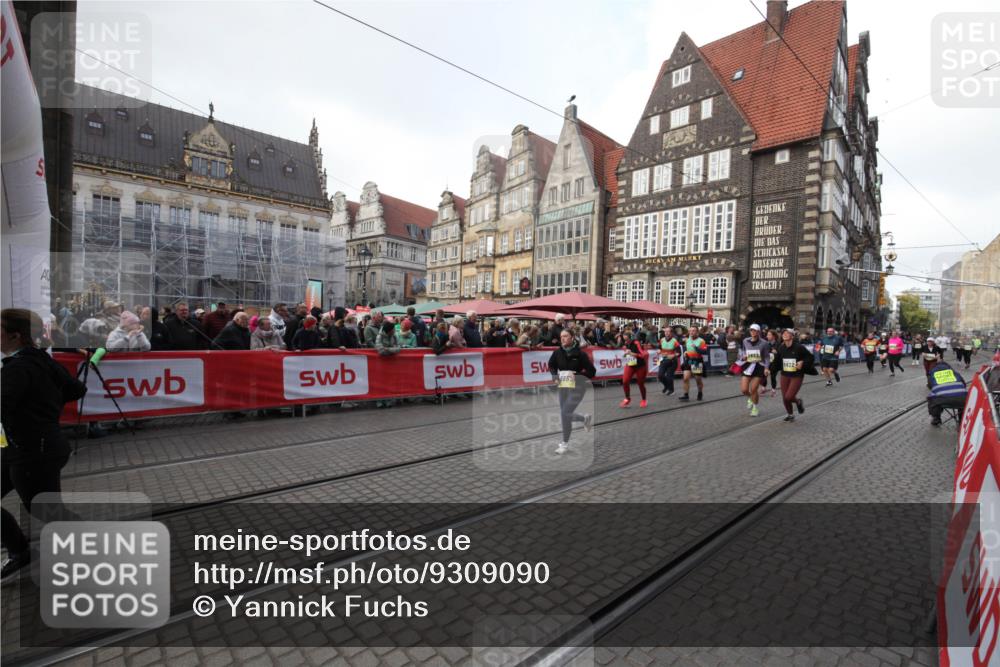 05.10.2025 - 20. swb-Marathon Bremen Yannick Fuchs http://msf.ph/oto/9309090 05.10.2025 11:11:14 Ziel 8865, 9245, 9273, 9822, 9823, 9836, 9837, 9948, 11257, 11580 meine-sportfotos.de