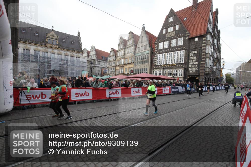 05.10.2025 - 20. swb-Marathon Bremen Yannick Fuchs http://msf.ph/oto/9309139 05.10.2025 11:11:50 Ziel 9680, 10235, 10236, 10540, 11088 meine-sportfotos.de