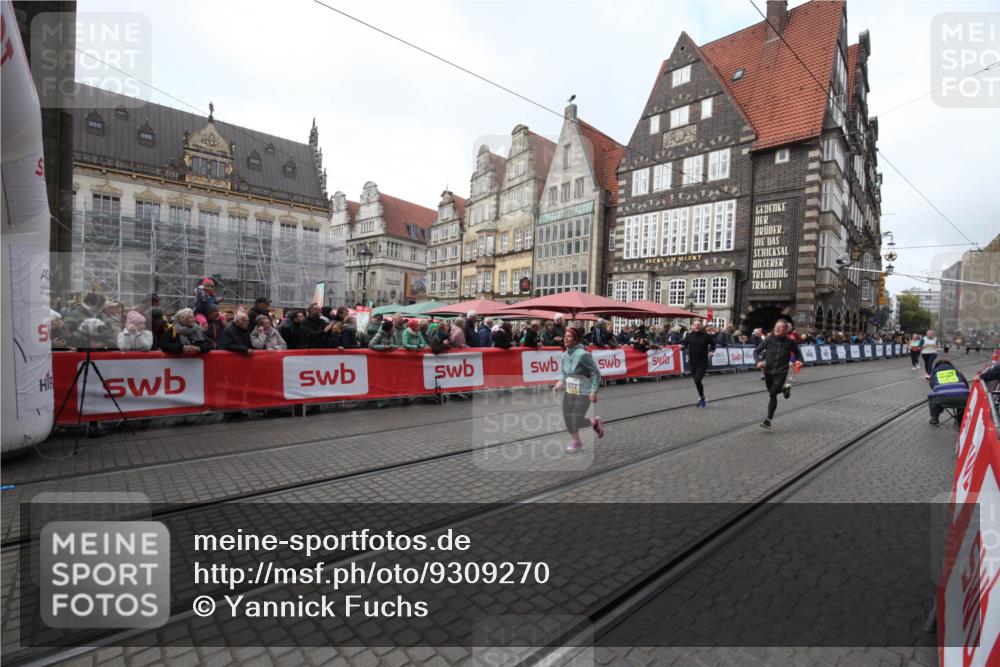 05.10.2025 - 20. swb-Marathon Bremen Yannick Fuchs http://msf.ph/oto/9309270 05.10.2025 11:14:35 Ziel 10292, 11072, 11139 meine-sportfotos.de