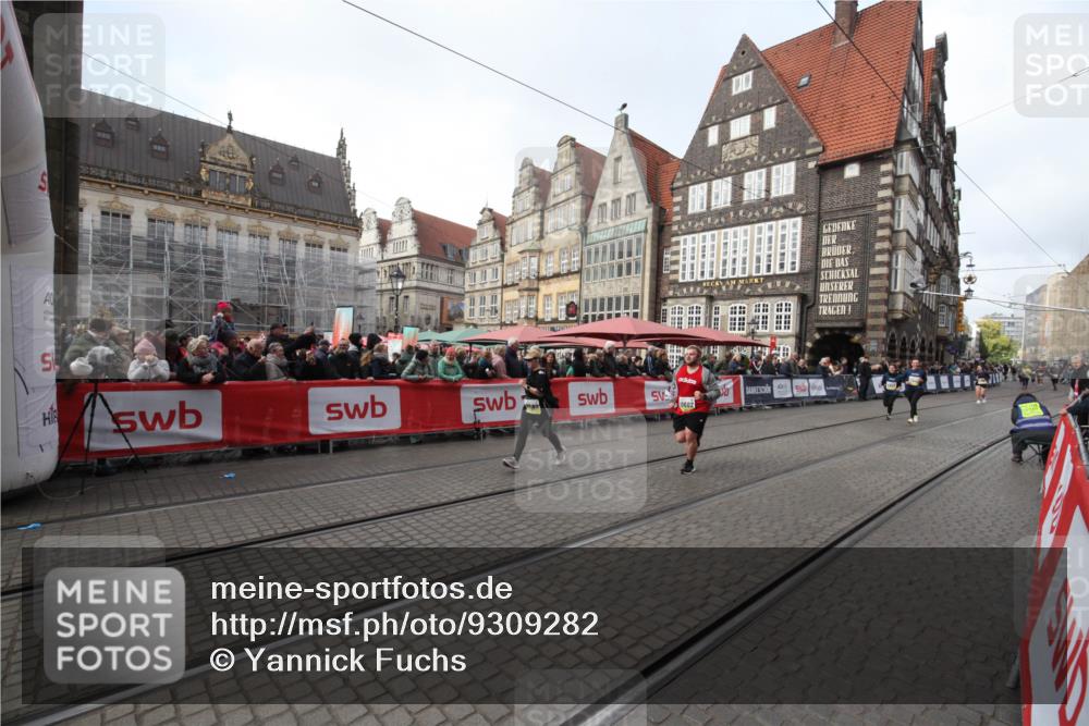 05.10.2025 - 20. swb-Marathon Bremen Yannick Fuchs http://msf.ph/oto/9309282 05.10.2025 11:14:52 Ziel 9303, 10602, 11448, 11557 meine-sportfotos.de