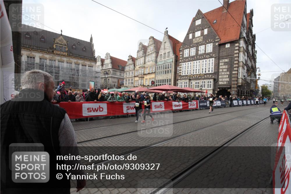 05.10.2025 - 20. swb-Marathon Bremen Yannick Fuchs http://msf.ph/oto/9309327 05.10.2025 11:15:14 Ziel 10984, 11293, 11635 meine-sportfotos.de
