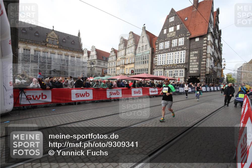 05.10.2025 - 20. swb-Marathon Bremen Yannick Fuchs http://msf.ph/oto/9309341 05.10.2025 11:15:30 Ziel 9767, 9959, 10976 meine-sportfotos.de