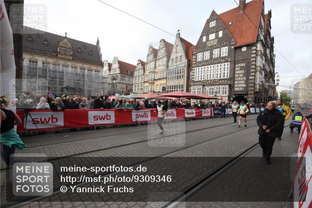 05.10.2025 - 20. swb-Marathon Bremen Yannick Fuchs http://msf.ph/oto/9309346 05.10.2025 11:15:34 Ziel 8844, 10976, 11112, 11113 meine-sportfotos.de