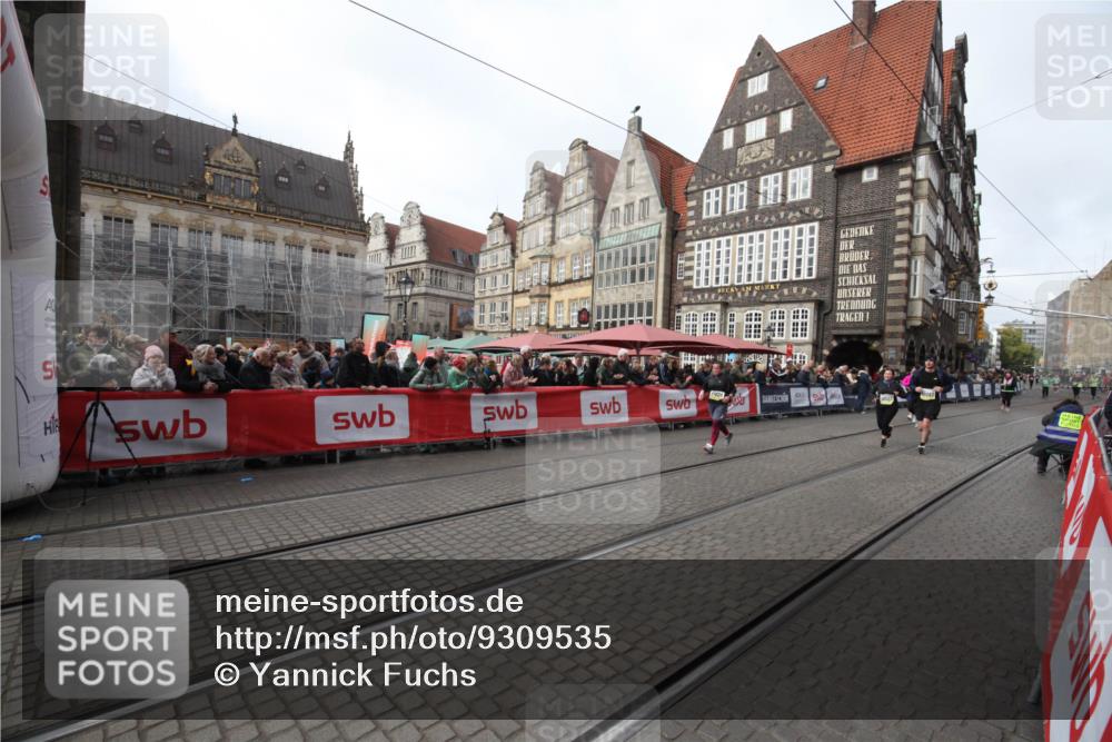05.10.2025 - 20. swb-Marathon Bremen Yannick Fuchs http://msf.ph/oto/9309535 05.10.2025 11:16:25 Ziel 10023, 10083, 10379, 10450, 11029 meine-sportfotos.de