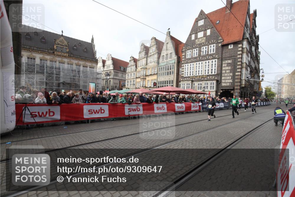 05.10.2025 - 20. swb-Marathon Bremen Yannick Fuchs http://msf.ph/oto/9309647 05.10.2025 11:16:58 Ziel 9698, 9838, 10736 meine-sportfotos.de