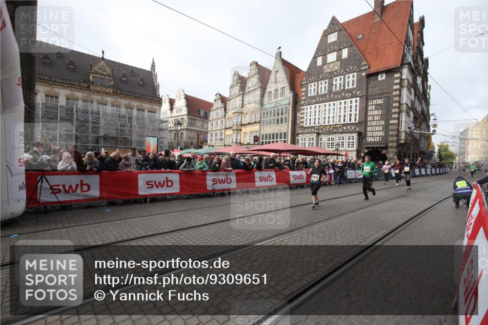 05.10.2025 - 20. swb-Marathon Bremen Yannick Fuchs http://msf.ph/oto/9309651 05.10.2025 11:16:59 Ziel 9698, 9838, 10736 meine-sportfotos.de