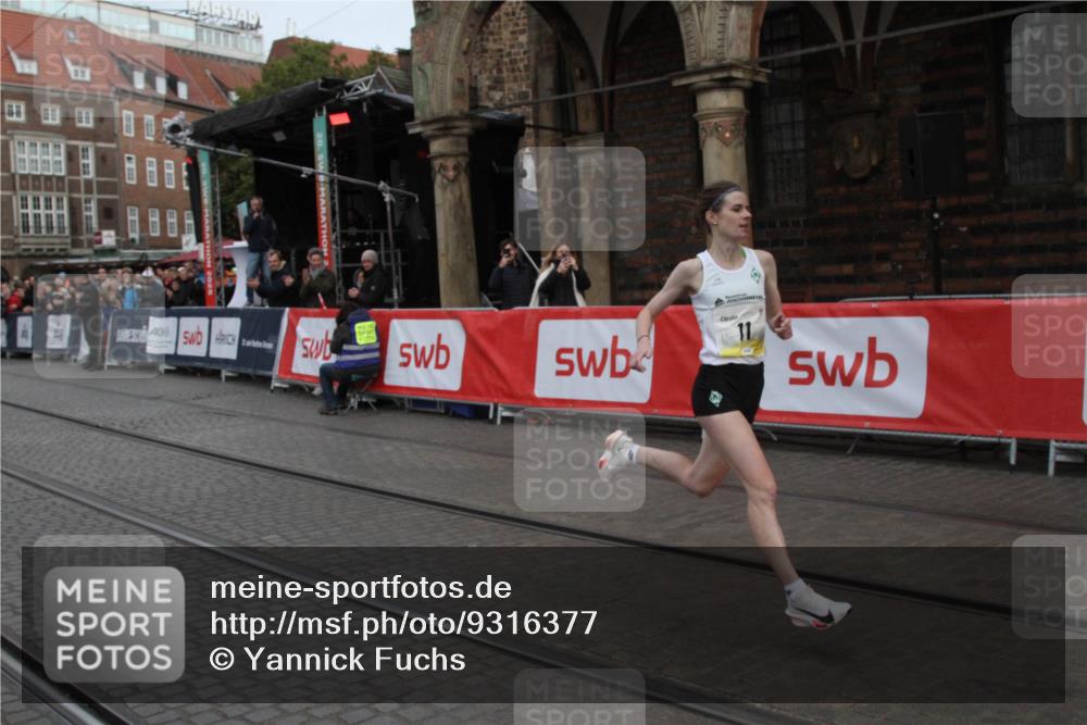 05.10.2025 - 20. swb-Marathon Bremen Yannick Fuchs http://msf.ph/oto/9316377 05.10.2025 10:30:19 Ziel 11 meine-sportfotos.de