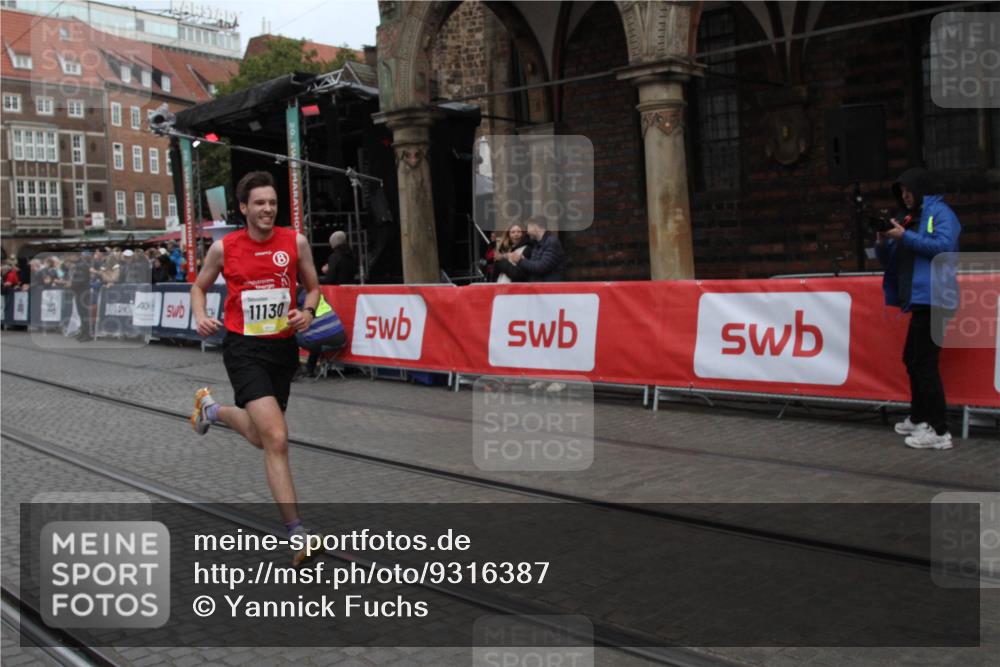 05.10.2025 - 20. swb-Marathon Bremen Yannick Fuchs http://msf.ph/oto/9316387 05.10.2025 10:33:49 Ziel 9320, 11130 meine-sportfotos.de