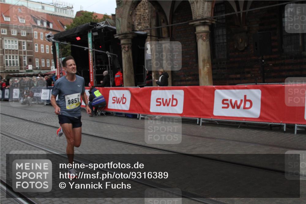 05.10.2025 - 20. swb-Marathon Bremen Yannick Fuchs http://msf.ph/oto/9316389 05.10.2025 10:34:29 Ziel 9851 meine-sportfotos.de