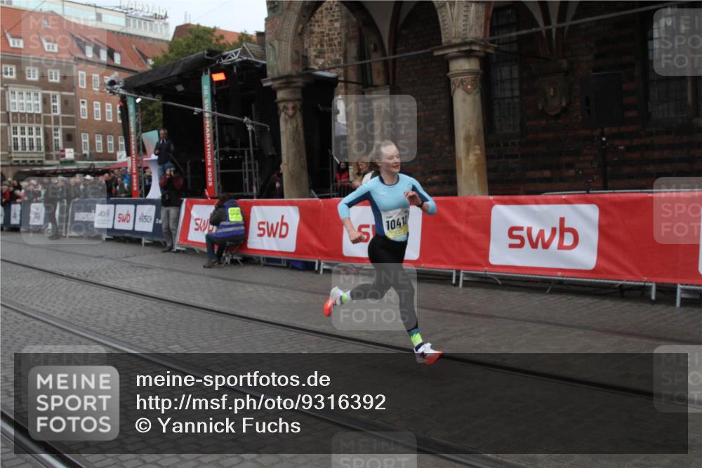 05.10.2025 - 20. swb-Marathon Bremen Yannick Fuchs http://msf.ph/oto/9316392 05.10.2025 10:34:56 Ziel 10410 meine-sportfotos.de